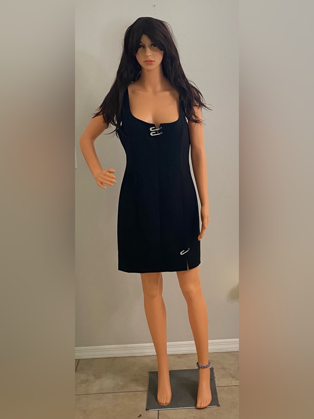 NEW CINQ A SEPT BLACK SLEEVELESS MINI DRESS WITH OVERSIZED BLING SAFETY PINS - Picture 8 of 16